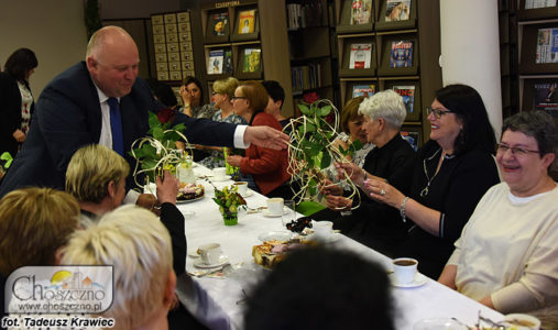 burmistrz Robert Adamczyk wręcza kwiatki bibliotekarką